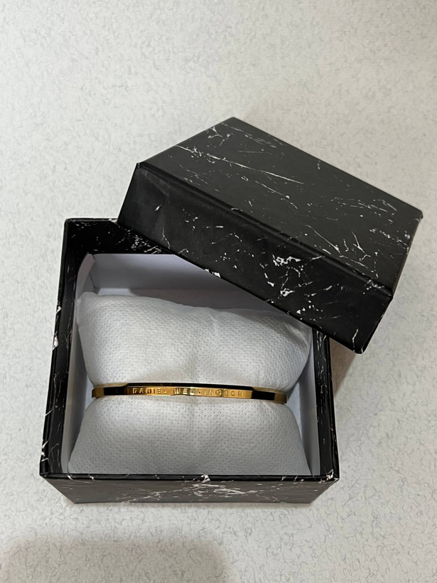 دستبند بنگل مردانه دانیل ولینگتون مشکی و طلایی(DW Minimal Cuff) – استیل رنگ ثابت