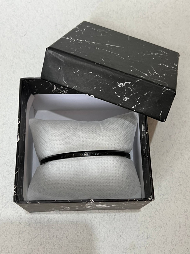 دستبند بنگل مردانه دانیل ولینگتون مشکی و طلایی(DW Minimal Cuff) – استیل رنگ ثابت