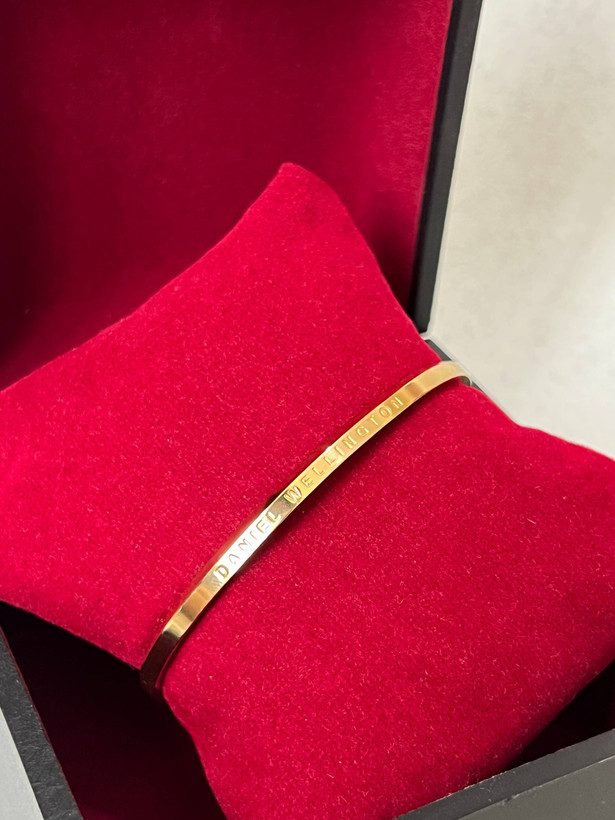 دستبند بنگل مردانه دانیل ولینگتون مشکی و طلایی(DW Minimal Cuff) – استیل رنگ ثابت