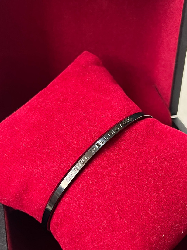 دستبند بنگل مردانه دانیل ولینگتون مشکی و طلایی(DW Minimal Cuff) – استیل رنگ ثابت