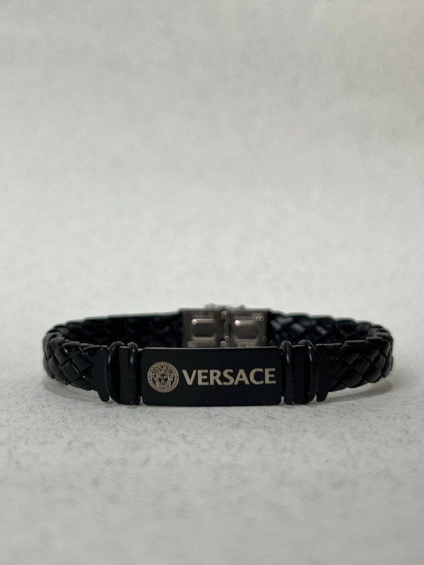 دستبند مردانه چرمی ورساچه (بافت پهن) – پلاک مستطیلی مشکی استیل طرح مدوسا و نام برند Versace