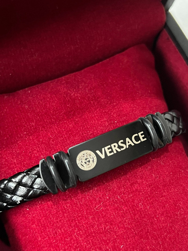 دستبند مردانه چرمی ورساچه (بافت پهن) – پلاک مستطیلی مشکی استیل طرح مدوسا و نام برند Versace