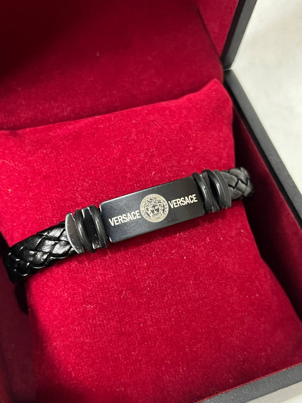 دستبند مردانه چرمی ورساچه (بافت پهن) – پلاک مستطیلی مشکی استیل طرح مدوسا و نام برند Versace