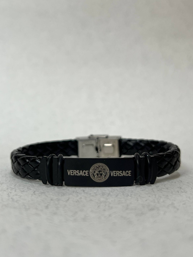 دستبند مردانه چرمی ورساچه (بافت پهن) – پلاک مستطیلی مشکی استیل طرح مدوسا و نام برند Versace