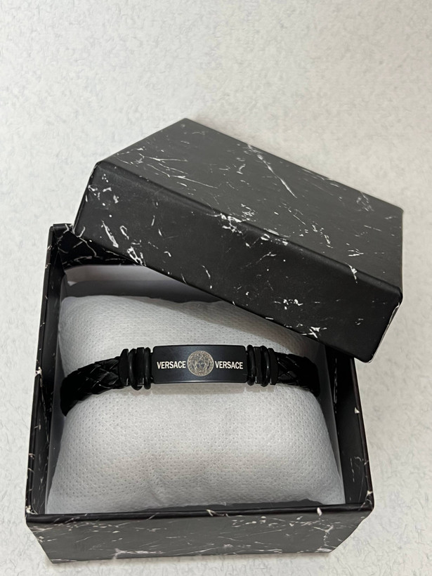 دستبند مردانه چرمی ورساچه (بافت پهن) – پلاک مستطیلی مشکی استیل طرح مدوسا و نام برند Versace