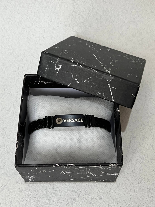 دستبند مردانه چرمی ورساچه (بافت پهن) – پلاک مستطیلی مشکی استیل طرح مدوسا و نام برند Versace