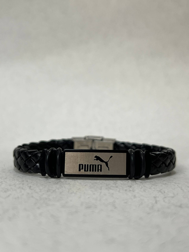 دستبند مردانه چرمی پوما (بافت پهن) – پلاک مستطیلی دو رنگ (نقرهای-مشکی) طرح نماد Puma و تایپوگرافی برند