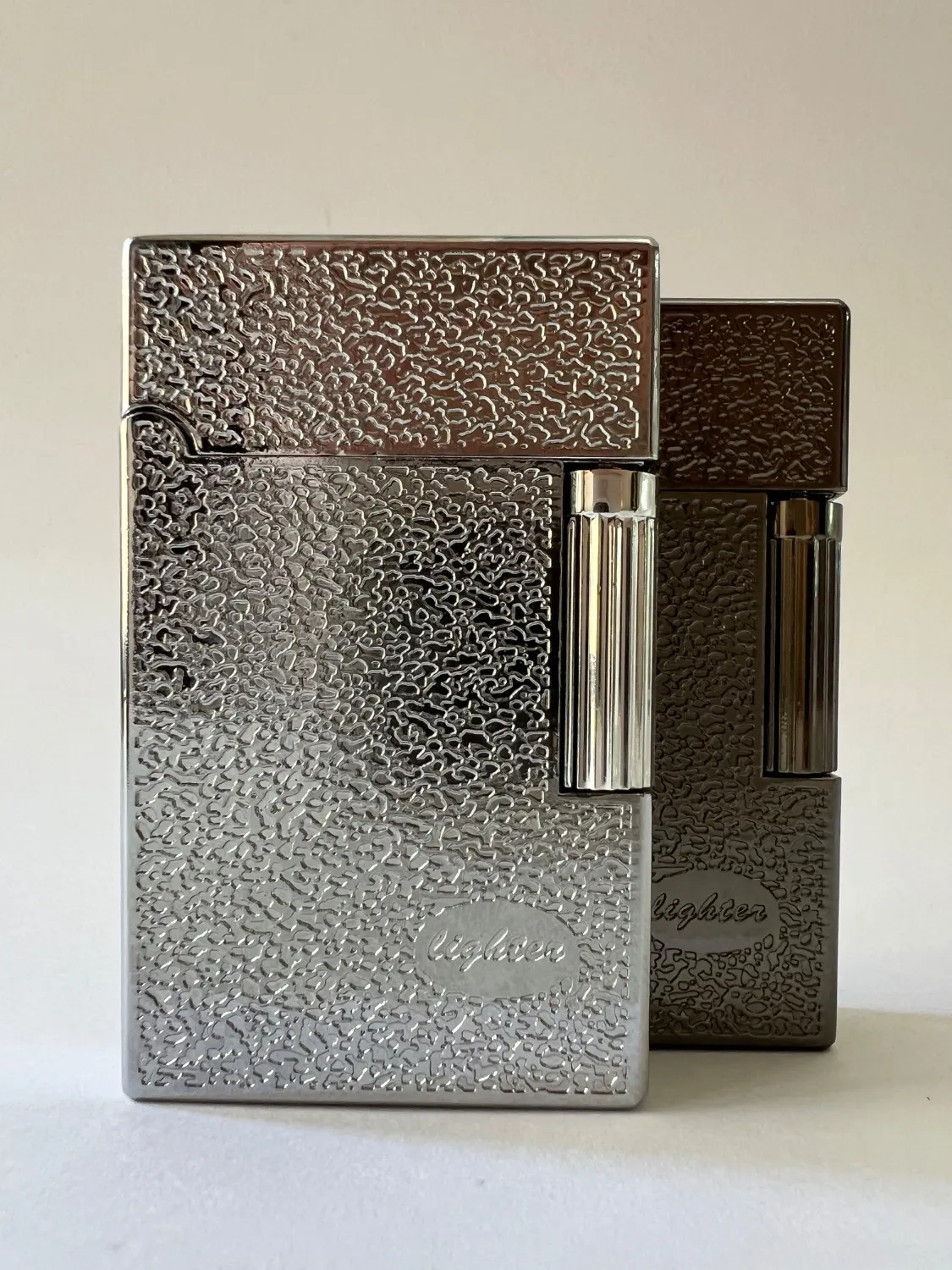 فندک گازی لایتر (Lighter) طرح پیر کاردین مدل کلاسیک Slim بافت‌دار چرخ بغل – سیلور و دودی