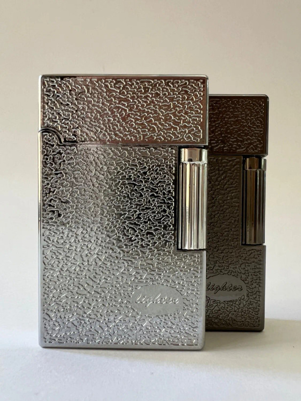 فندک گازی لایتر (Lighter) طرح پیر کاردین مدل کلاسیک Slim بافتدار چرخ بغل – سیلور و دودی
