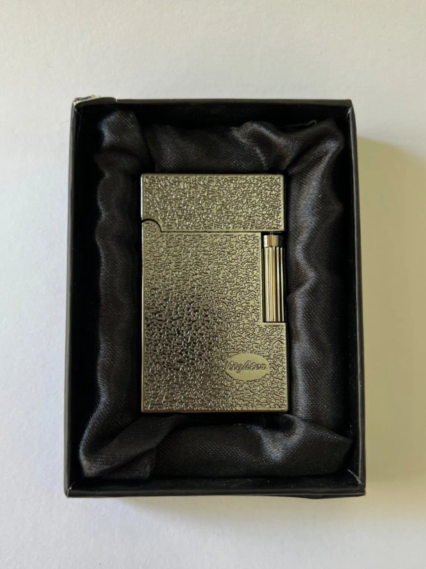 فندک گازی لایتر (Lighter) طرح پیر کاردین مدل کلاسیک Slim بافتدار چرخ بغل – سیلور و دودی