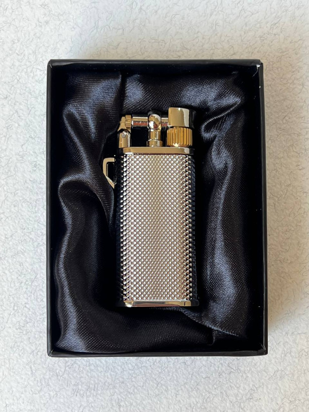فندک گازی لایتر (Lighter) مدل Diamond-Tech با بدنه فلزی کروم و بافت الماسی
