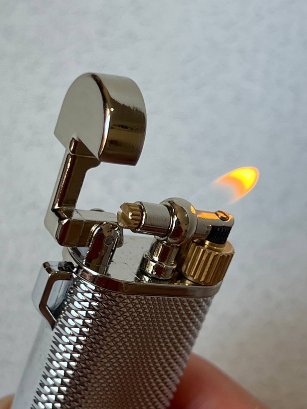 فندک گازی لایتر (Lighter) مدل Diamond-Tech با بدنه فلزی کروم و بافت الماسی