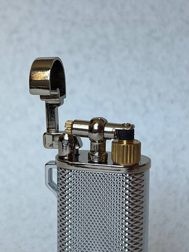 فندک گازی لایتر (Lighter) مدل Diamond-Tech با بدنه فلزی کروم و بافت الماسی