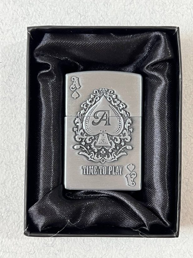فندک گازی طرح زیپو بدنه فلزی نقرهای دودی طرح تک پیک (Ace of Spades)