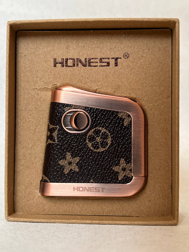 فندک بنزینی آنست (Honest) طرح لویی ویتون با روکش چرم صنعتی و فریم مسی بسیار باکیفیت