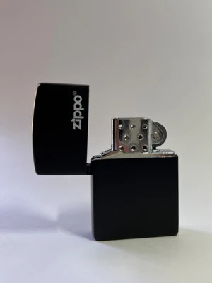 فندک گازی طرح زیپو برند لایتر (Lighter) طرح لوگو زیپو مشکی مات | بدنه فلزی