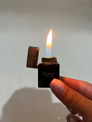 فندک گازی آبنباتی برند دلفین (Dolphin) بدنه فلزی رنگ فانتزی در ۶ رنگ جذاب