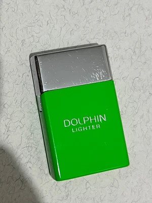 فندک گازی آبنباتی برند دلفین (Dolphin) بدنه فلزی رنگ فانتزی در ۶ رنگ جذاب