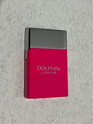 فندک گازی آبنباتی برند دلفین (Dolphin) بدنه فلزی رنگ فانتزی در ۶ رنگ جذاب