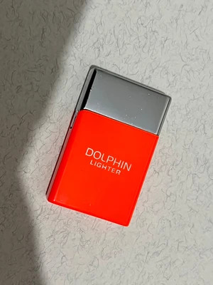 فندک گازی آبنباتی برند دلفین (Dolphin) بدنه فلزی رنگ فانتزی در ۶ رنگ جذاب